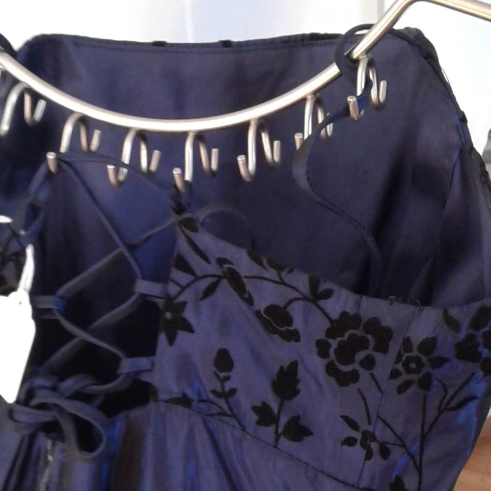 PROM/GRAD DRESS - Picture 9 of 11